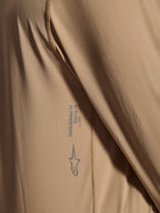 Alpinestars Maglia A-Dura Astar a maniche lunghe, maglia da ciclismo MTB, marrone, primo piano della trama del tessuto jacquard con logo Astars e scritta A-Dura, abbigliamento tecnico da mountain bike