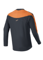 Maglia Alpinestars A-Supra Race - Maniche Lunghe, maglia da MTB, nero e arancione, vista posteriore con pannelli arancioni su spalle e maniche, piccolo logo Alpinestars sulla parte superiore della schiena, design a coda allungata per una maggiore copertura in sella