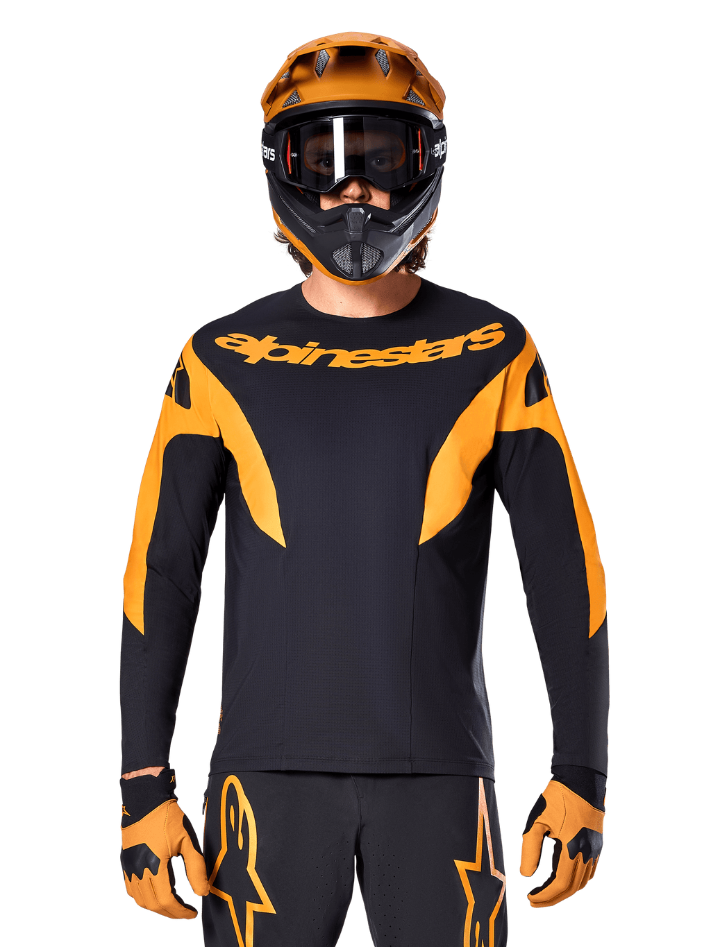 Rider MTB con maglia Alpinestars A-Supra Race - Maniche Lunghe, nera con grafiche arancioni e logo sul petto, indossata con casco integrale arancione coordinato, maschera nera e guanti arancioni, kit da gara coordinato per performance in mountain bike