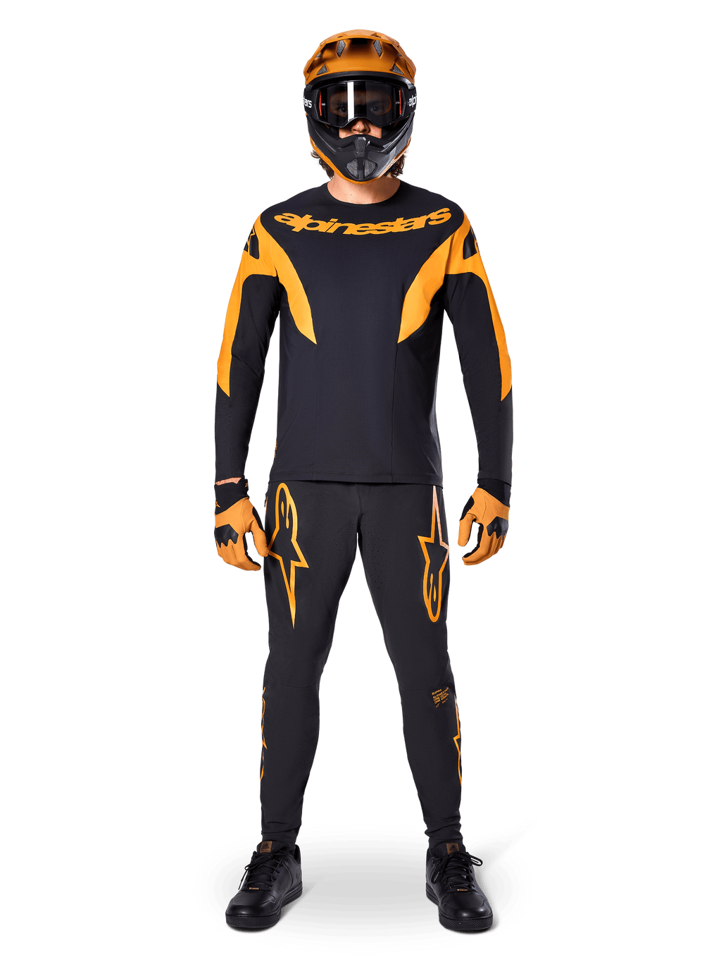 Rider MTB con maglia Alpinestars A-Supra Race - a maniche lunghe in nero e arancione, pantaloni, guanti e casco integrale con maschera coordinati, kit da mountain bike per competizioni e performance off-road
