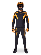 Rider MTB con maglia Alpinestars A-Supra Race - a maniche lunghe in nero e arancione, pantaloni, guanti e casco integrale con maschera coordinati, kit da mountain bike per competizioni e performance off-road