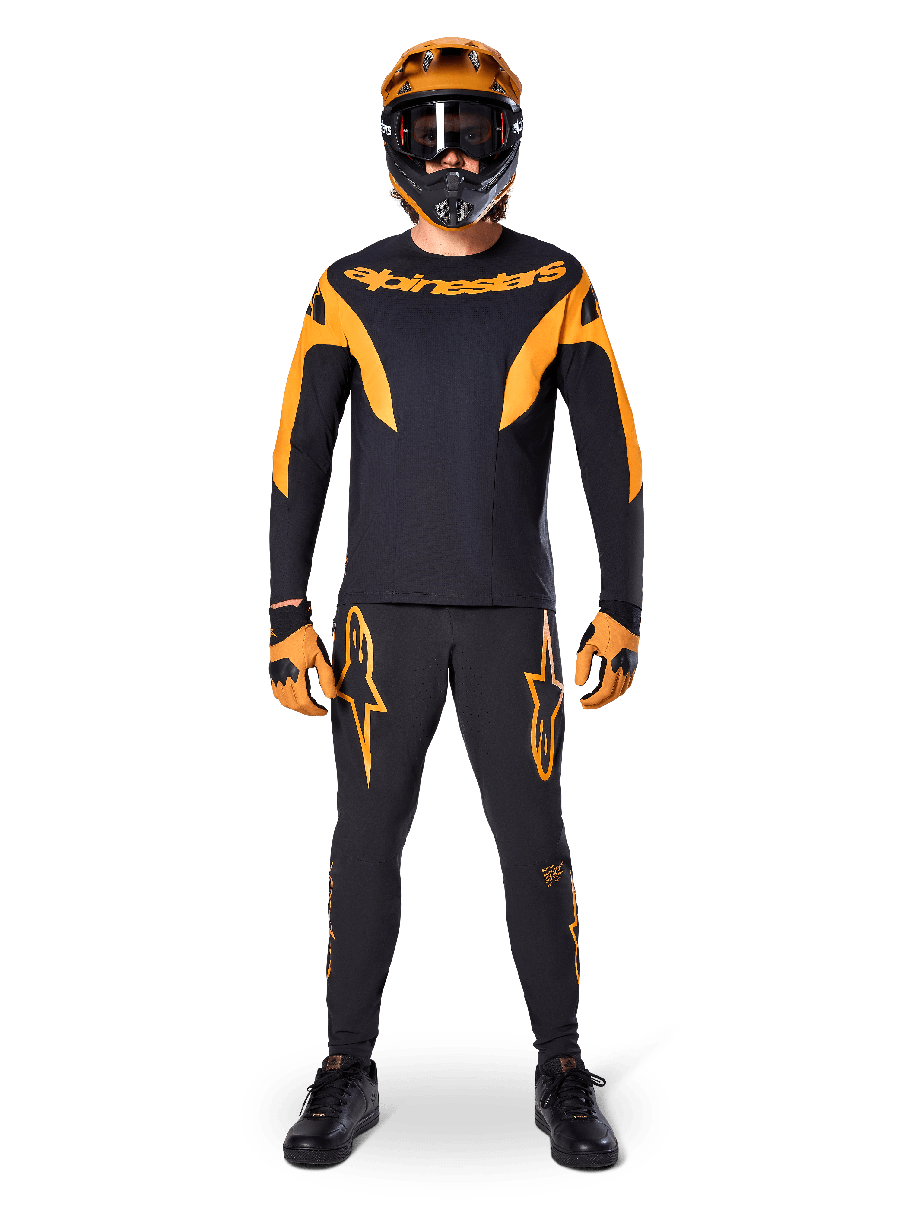 Rider MTB con maglia Alpinestars A-Supra Race - a maniche lunghe in nero e arancione, pantaloni, guanti e casco integrale con maschera coordinati, kit da mountain bike per competizioni e performance off-road