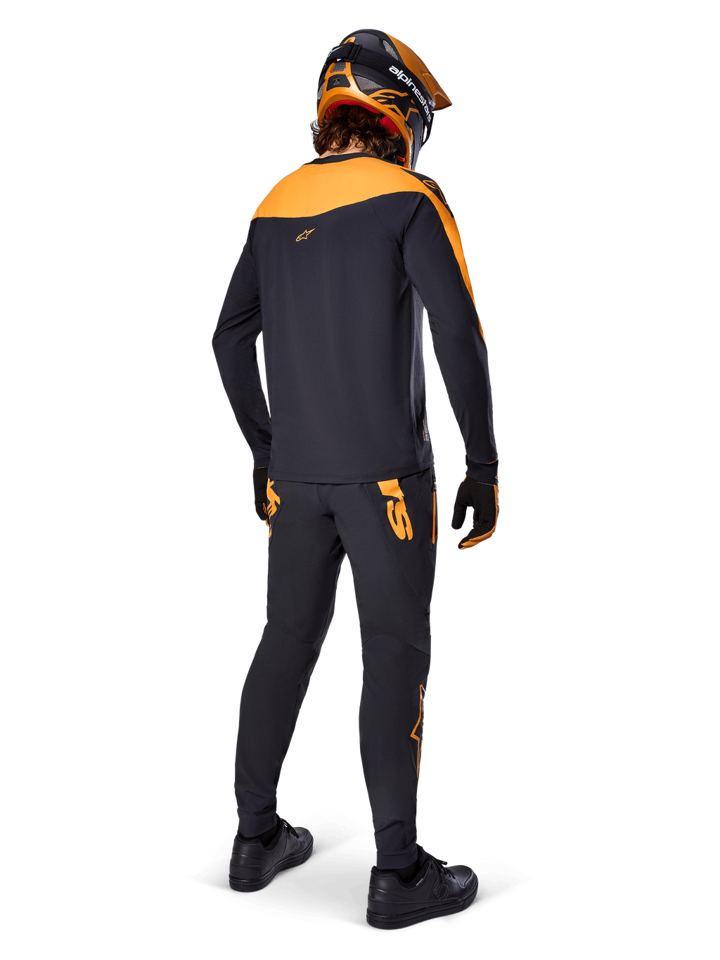 Alpinestars A-Supra Race Jersey - Maniche Lunghe, nero e arancione, vista posteriore di un rider che indossa pantaloni MTB coordinati, casco e guanti arancione e nero, abbigliamento tecnico per gare di mountain bike