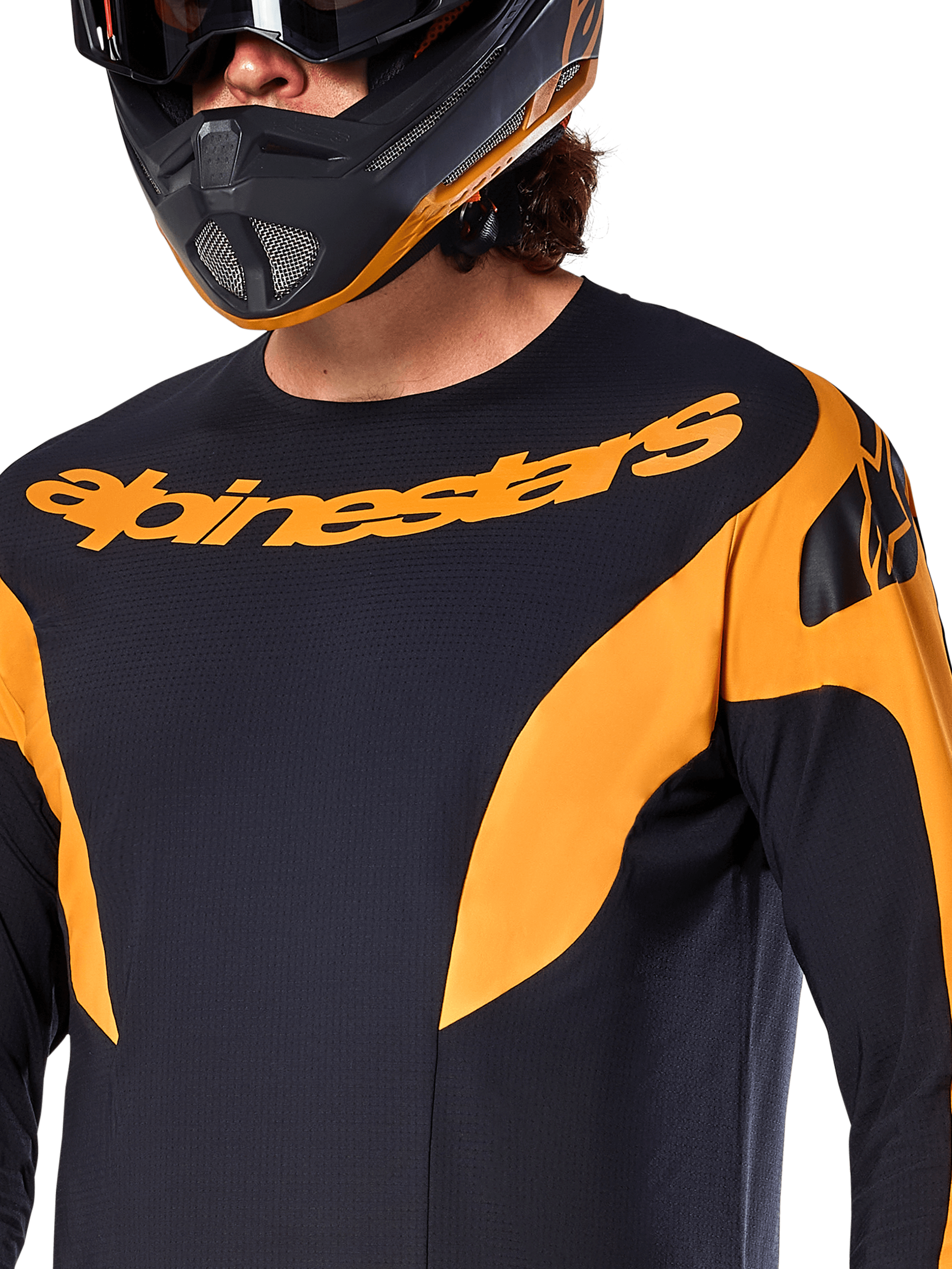 Alpinestars A-Supra Race Jersey - Manica Lunga, nera con inserti grafici arancioni, grande marchio Alpinestars arancione sul petto, indossata da un pilota con casco integrale coordinato nero e arancione, abbigliamento tecnico da gara MTB