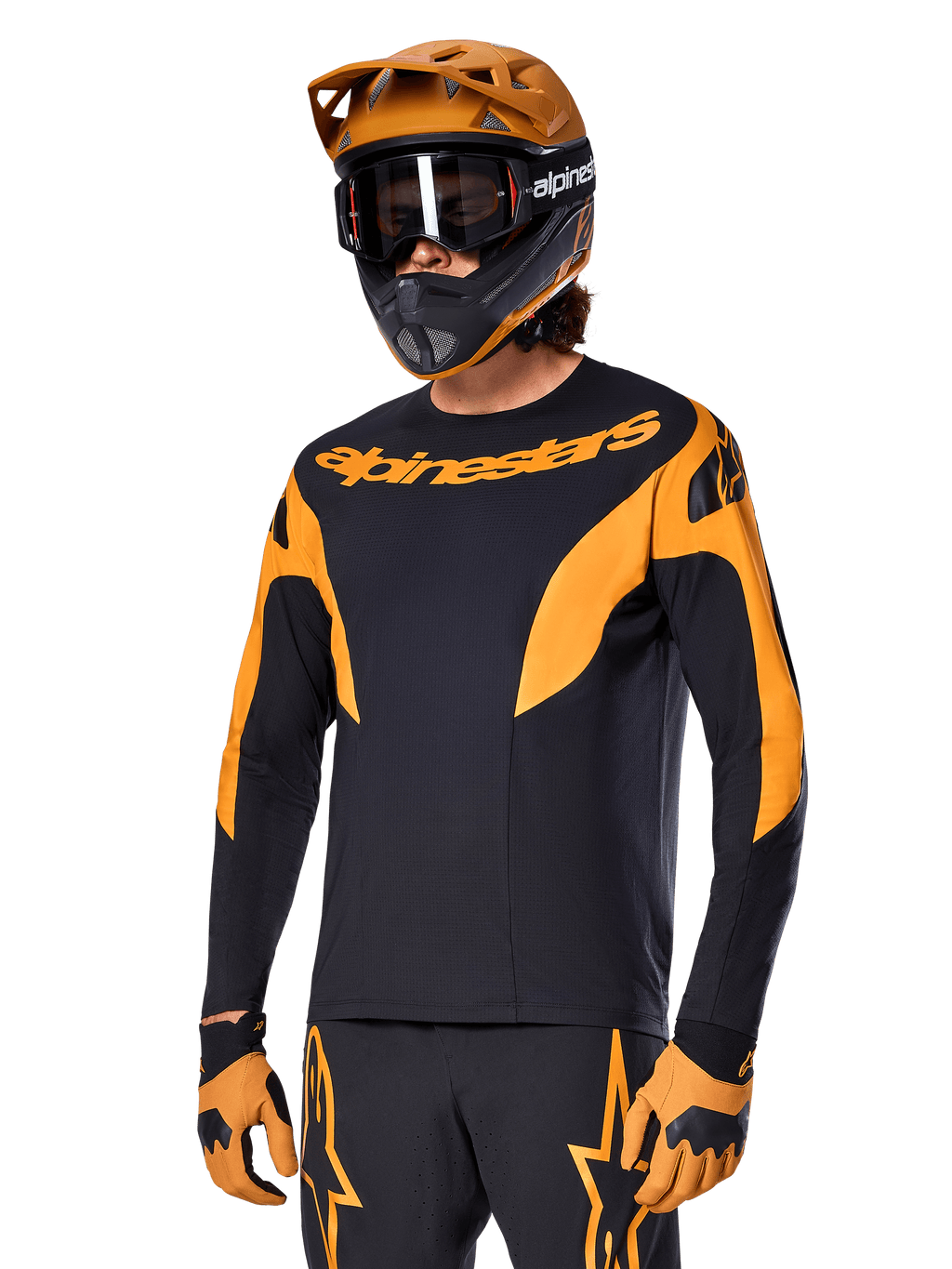 Alpinestars A-Supra Race Jersey - Maniche Lunghe, maglia da MTB, nero e arancione, indossata con casco e guanti coordinati, con logo Alpinestars sul petto e accenti stilizzati sulle maniche, vestibilità performante per corse fuoristrada