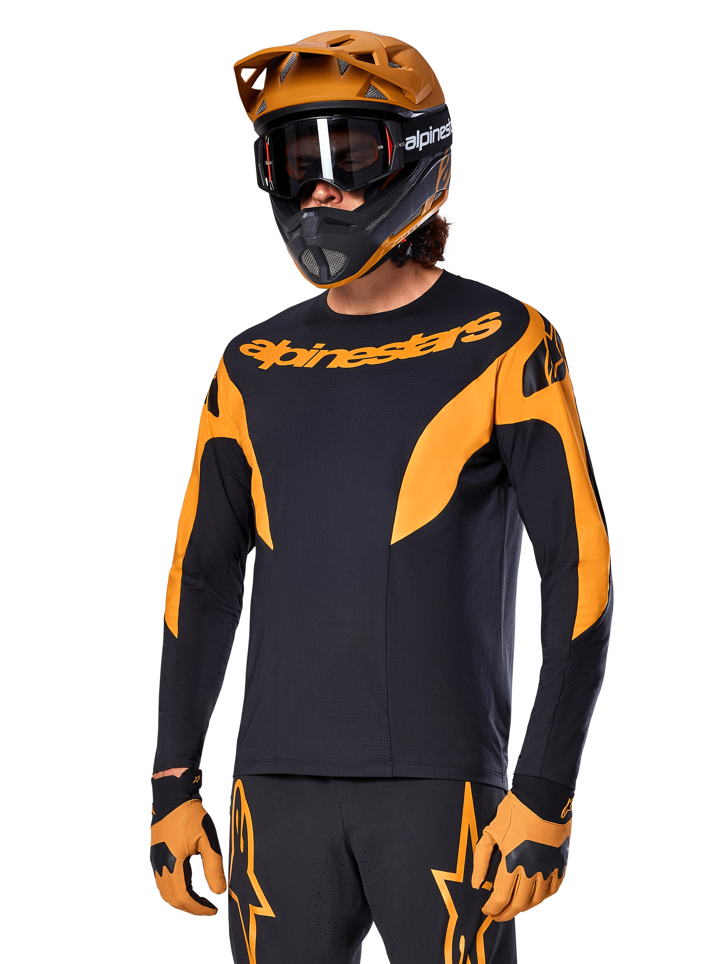 Alpinestars A-Supra Race Jersey - Maniche Lunghe, maglia da MTB, nero e arancione, indossata con casco e guanti coordinati, con logo Alpinestars sul petto e accenti stilizzati sulle maniche, vestibilità performante per corse fuoristrada