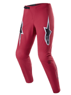 Pantaloni Alpinestars A-Supra Race, pantaloni da gara MTB, bordeaux con grandi loghi a stella bianchi e neri sulle cosce, dotati di ventilazione traforata al laser, chiusura in vita con cricchetto nero e vestibilità performance affusolata per il mountain biking