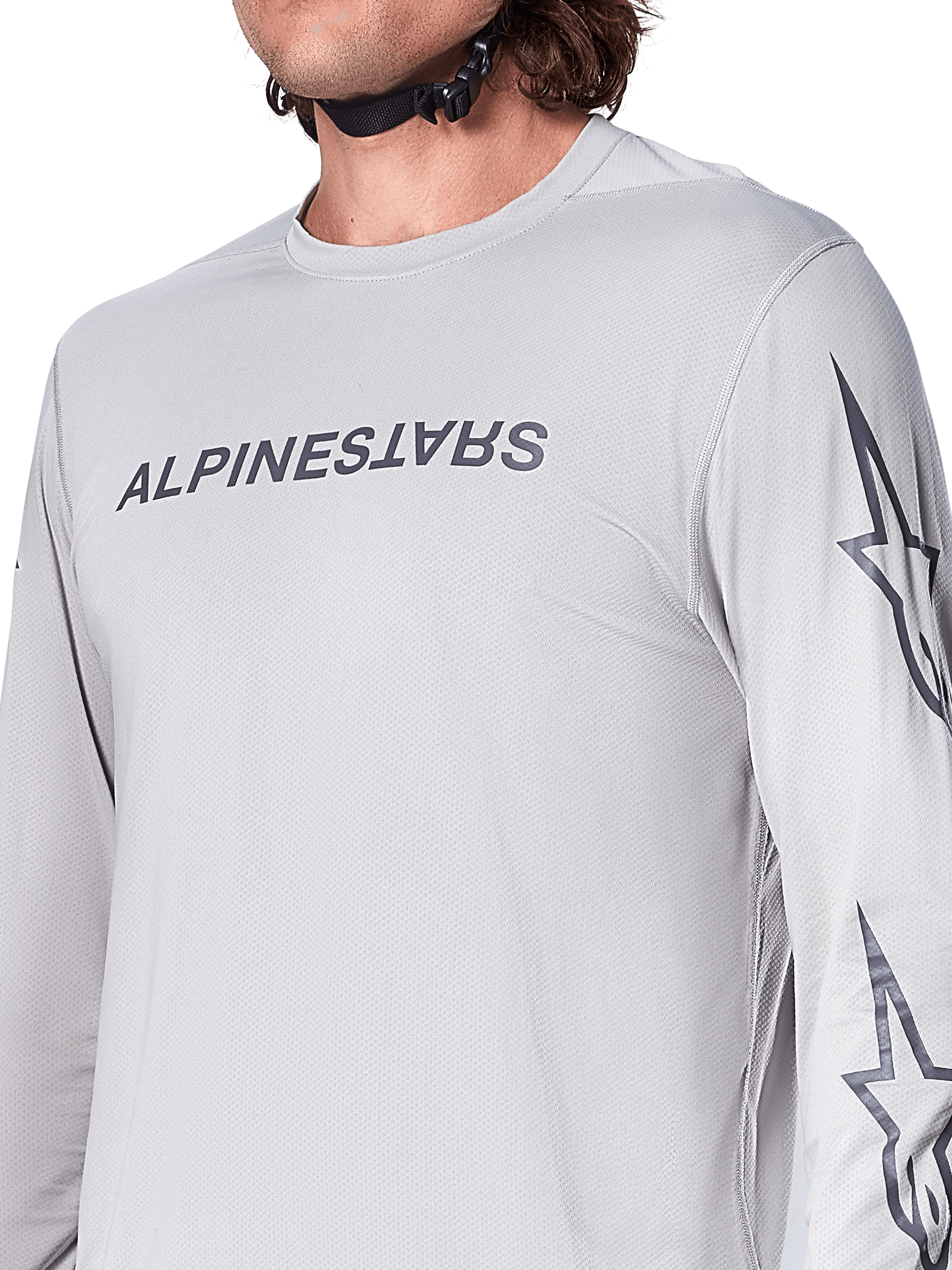 Alpinestars A-Dura Switch Jersey - Long Sleeve, maglia da mountain bike grigio chiaro con marchio a scritte grigio scuro sul petto e logo a stella sulla manica, texture jacquard traspirante, abbigliamento tecnico per trail riding