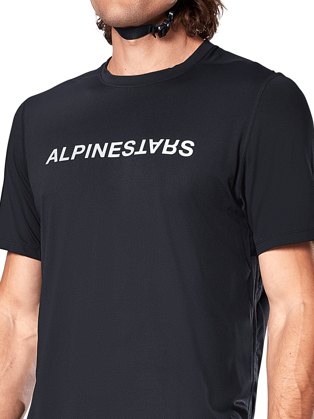Maglia a maniche corte Alpinestars A-Dura Switch, nero, con un grande logo testuale bianco serigrafato sul petto, trama in tessuto jacquard tecnico, vista frontale ravvicinata