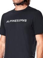 Maglia a maniche corte Alpinestars A-Dura Switch, nero, con un grande logo testuale bianco serigrafato sul petto, trama in tessuto jacquard tecnico, vista frontale ravvicinata