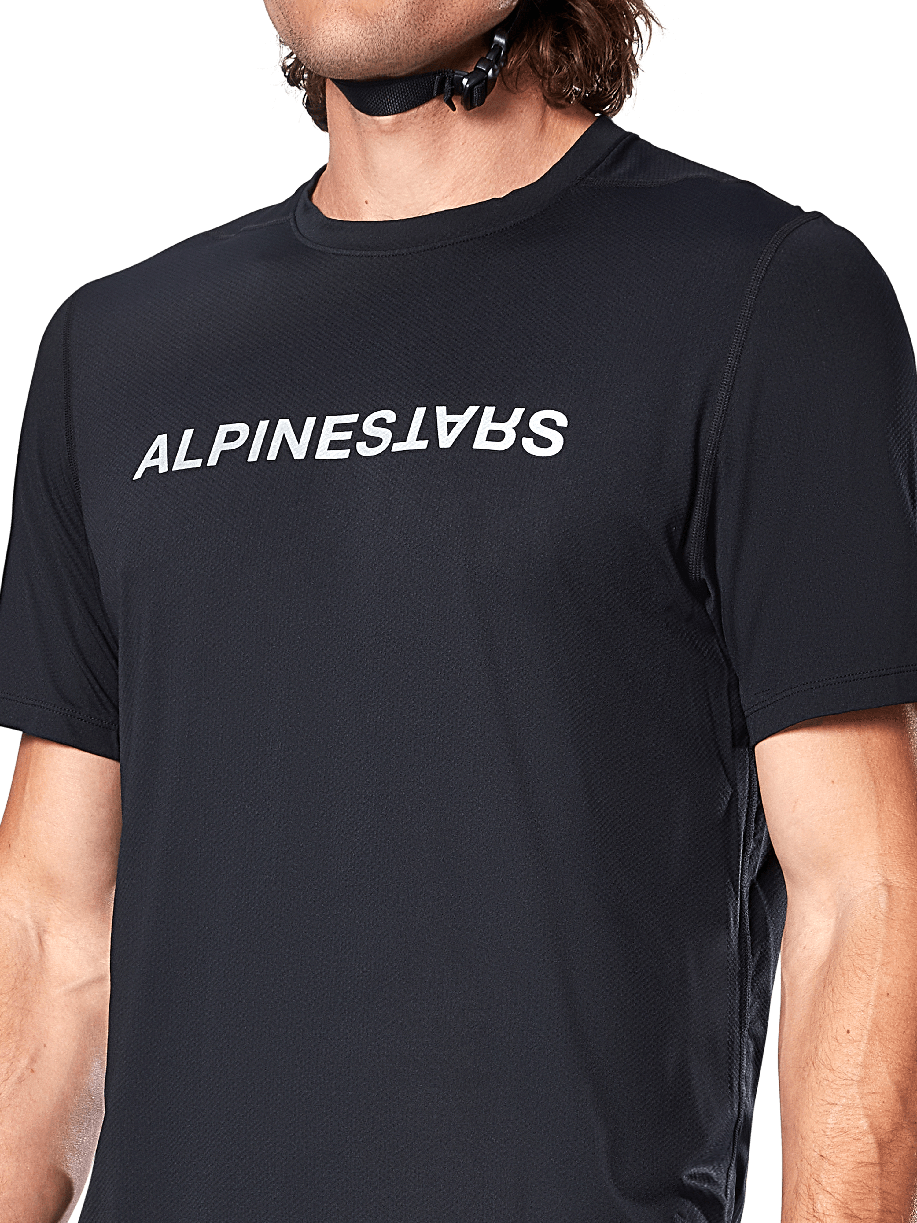 Maglia a maniche corte Alpinestars A-Dura Switch, nero, con un grande logo testuale bianco serigrafato sul petto, trama in tessuto jacquard tecnico, vista frontale ravvicinata