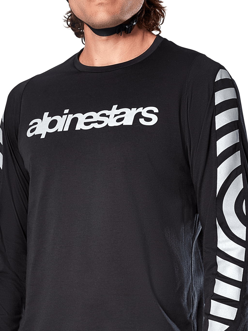 Maglia a maniche lunghe Alpinestars A-Dura Dri Oscar, Black Reflective, vista ravvicinata che mostra il logo Alpinestars bianco sul petto e grafiche circolari riflettenti sulle maniche, abbigliamento tecnico da ciclismo per mountain bike