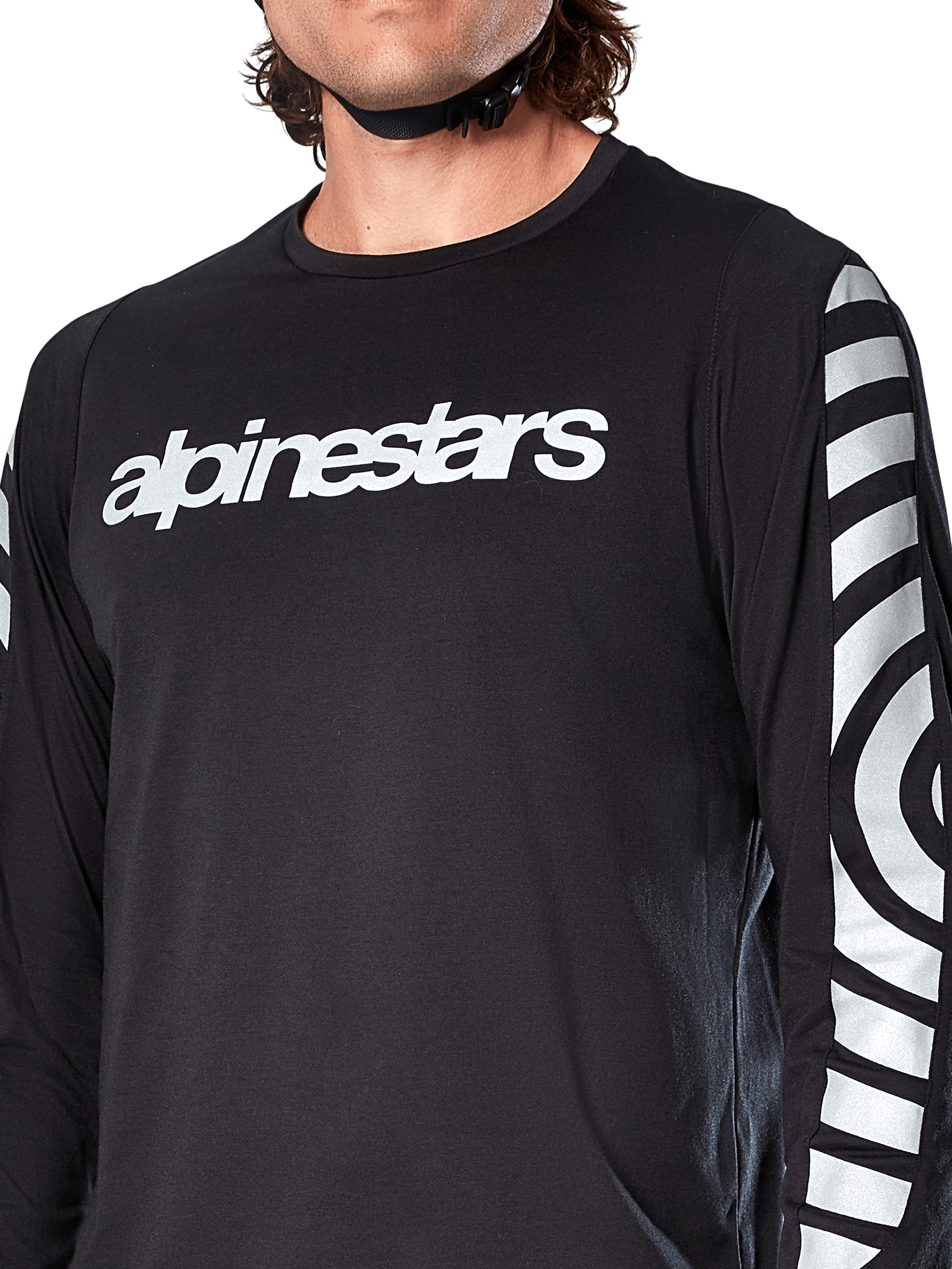 Maglia a maniche lunghe Alpinestars A-Dura Dri Oscar, Black Reflective, vista ravvicinata che mostra il logo Alpinestars bianco sul petto e grafiche circolari riflettenti sulle maniche, abbigliamento tecnico da ciclismo per mountain bike