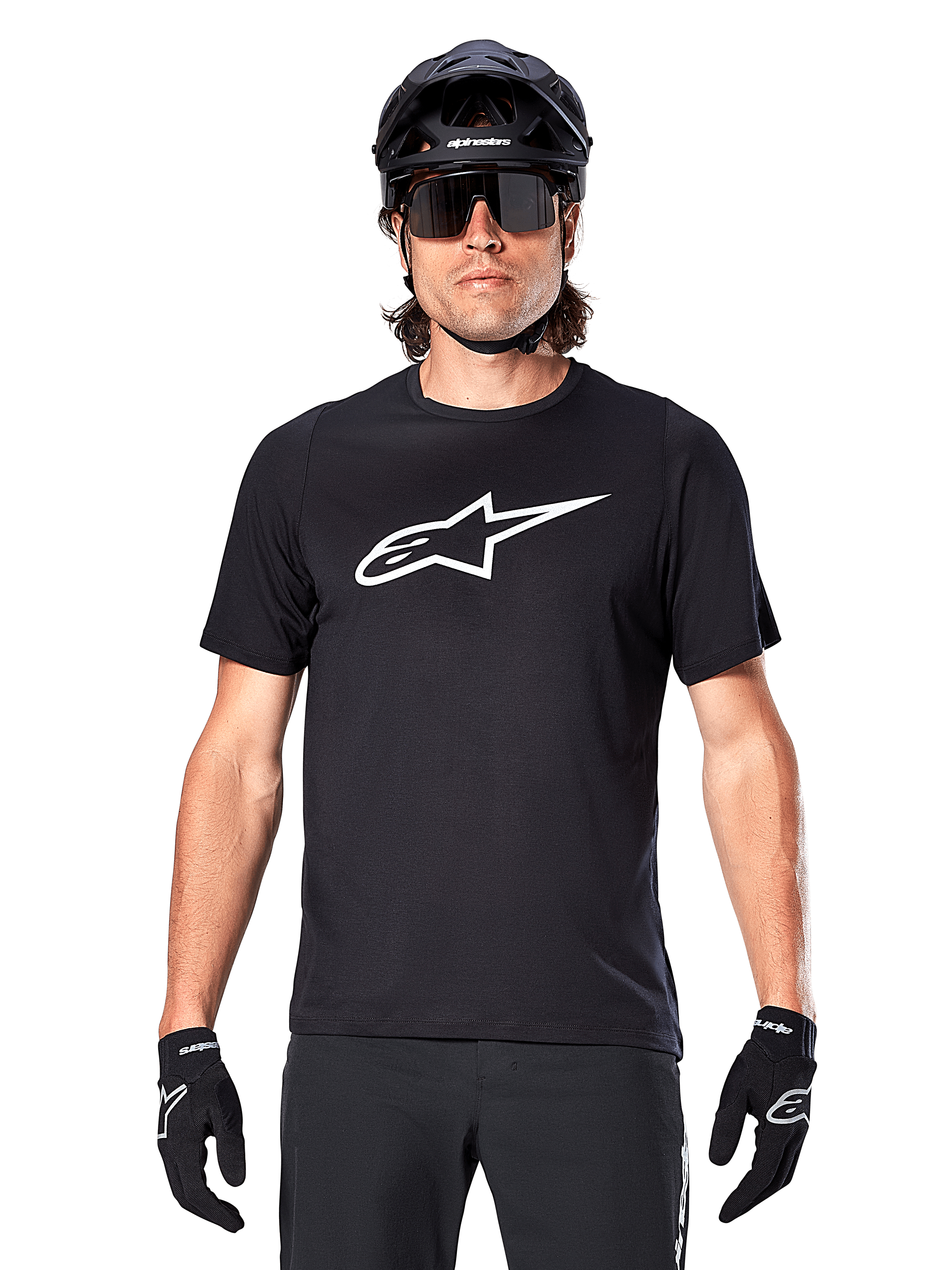 Maglia Alpinestars A-Dura Dri Oscar a maniche corte, nero riflettente, indossata con casco MTB nero, occhiali da sole e guanti, con un evidente logo bianco sul petto, abbigliamento tecnico per mountain bike