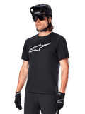 Alpinestars A-Dura Dri Oscar Jersey, maglia da ciclismo MTB a maniche corte, nera con logo bianco, tessuto tecnico traspirante, indossata con casco nero, occhiali da sole e guanti