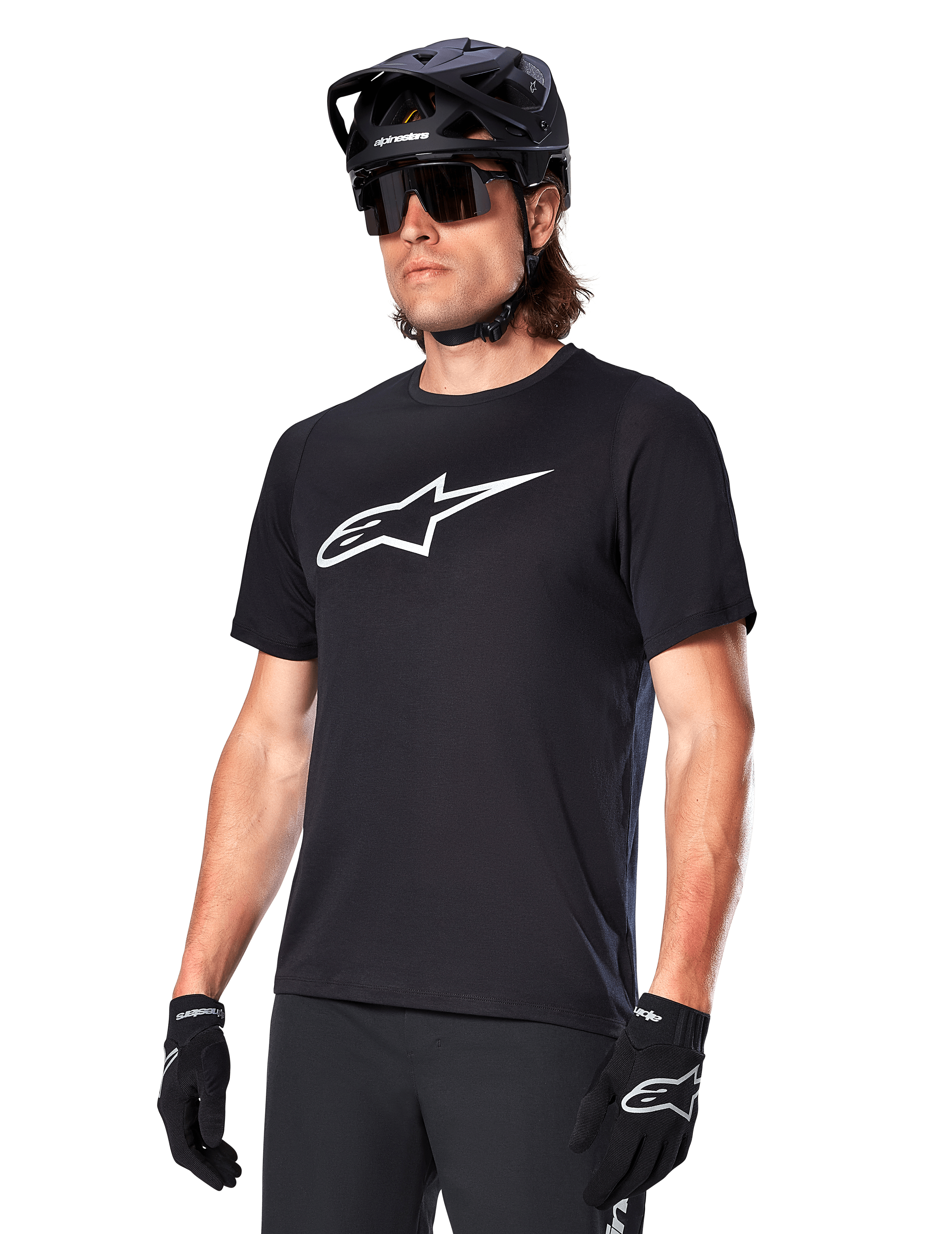 Alpinestars A-Dura Dri Oscar Jersey, maglia da ciclismo MTB a maniche corte, nera con logo bianco, tessuto tecnico traspirante, indossata con casco nero, occhiali da sole e guanti