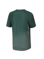 Maglia Alpinestars Youth A-Dura Rise, maglia da MTB a maniche corte per ragazzi, verde Silver Pine, vista posteriore con marchio A-DURA verticale e logo Astars sul lato, bordo posteriore allungato, tessuto tecnico traspirante
