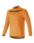 Alpinestars Youth A-Dura Rocker Long Sleeve Jersey, maglia a maniche lunghe da ragazzo, oro scuro con scritta e logo Alpinestars neri sul petto, girocollo, coda più lunga, abbigliamento da mountain bike leggero e performante