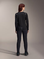 Alpinestars Stella A-Dura Thermal Jersey da donna, vista posteriore, nero, maglia da ciclismo a maniche lunghe con pile isolante, indossata con pantaloni e scarpe neri coordinati, caratterizzata dal piccolo logo A-Dura sulla parte bassa della schiena e dettagli riflettenti sulle spalle, specifica per MTB.