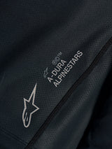Dettaglio maglia Stella A-Dura Ride nera in tessuto tecnico jacquard con loghi A-DURA ALPINESTARS e Astars.