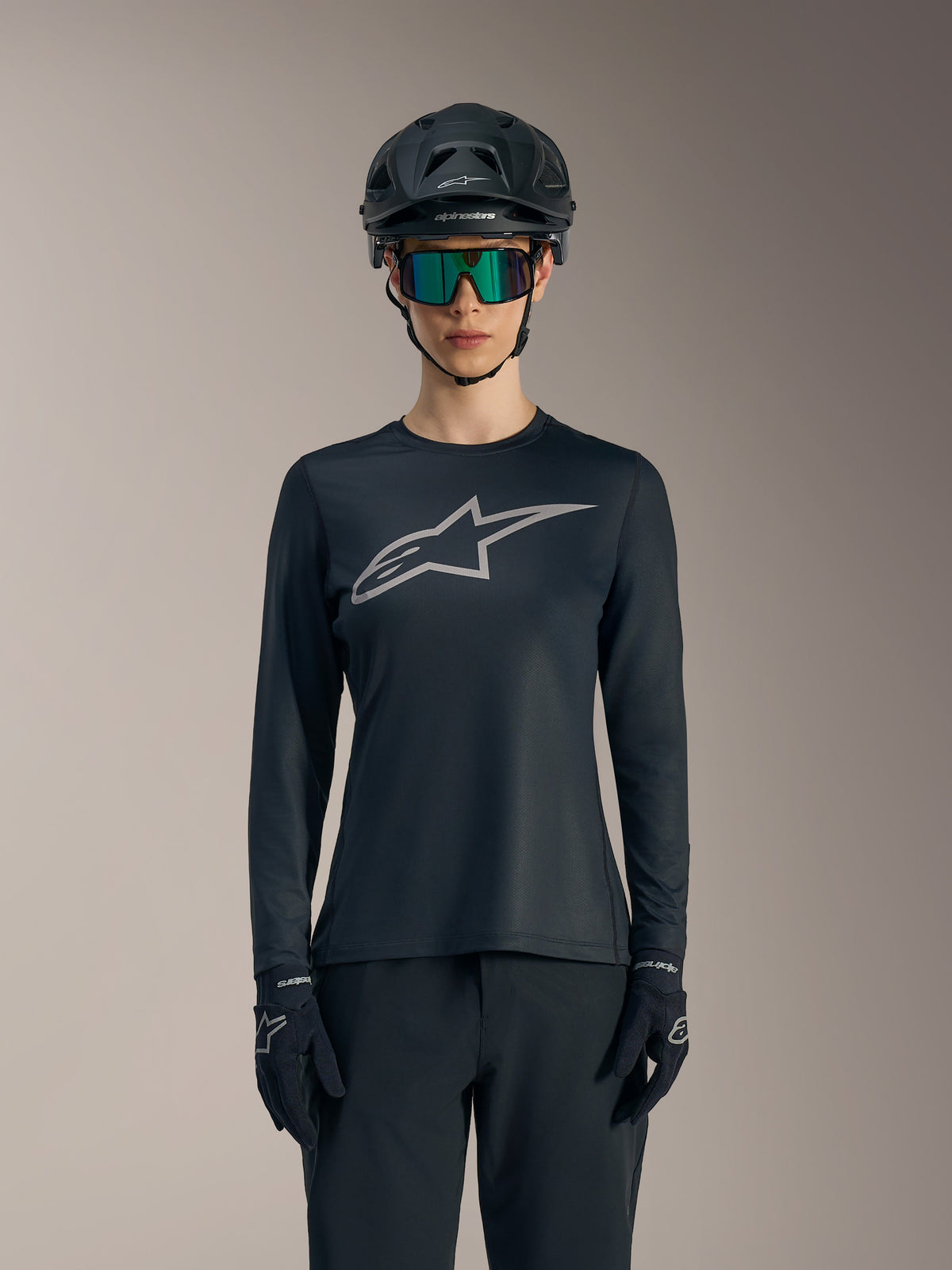 Maglia da donna Stella A-Dura Ride nera a maniche lunghe, logo Astars grigio e vestibilità tecnica da mountain bike.