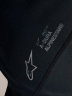Maglia Stella A-Dura Ride nera, dettaglio del logo Alpinestars bianco e marchio A-DURA su tessuto jacquard.