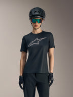Maglia Stella A-Dura Ride Alpinestars nera da donna con logo grigio, abbinata a casco da mountain bike e occhiali.