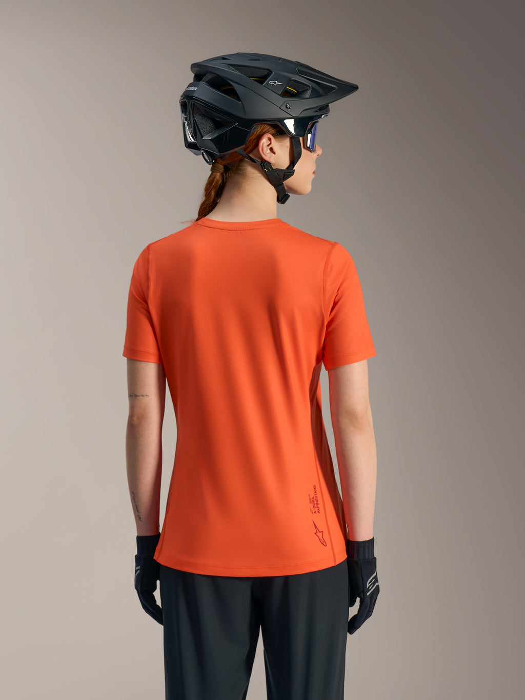 Maglia MTB Stella A-Dura Ride arancione, vista posteriore top donna a maniche corte in tessuto tecnico riciclato.