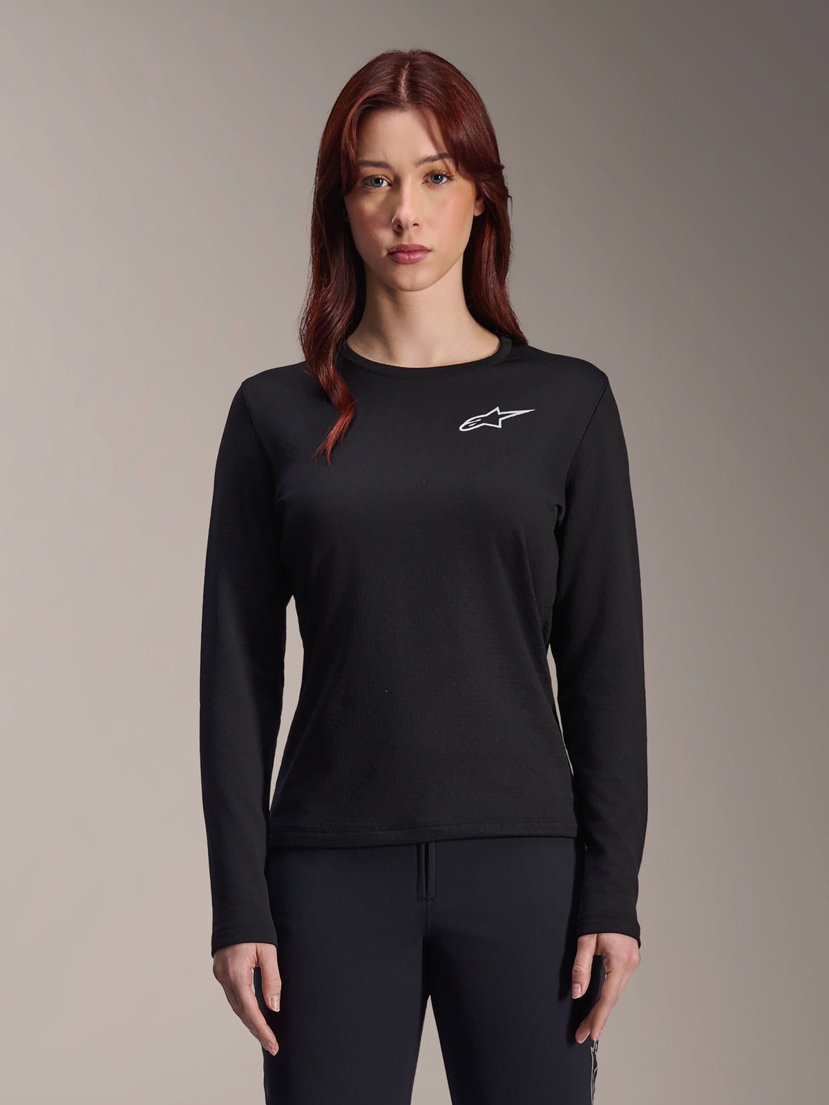 Alpinestars Stella A-Dura Thermal Jersey, maglia MTB da donna a maniche lunghe, nera con logo a stella bianco sul petto, tessuto isolante leggero per il ciclismo in climi freddi, progettata per essere indossata a strati e per il comfort sui sentieri