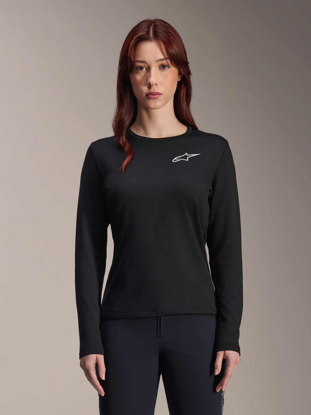 Alpinestars Stella A-Dura Thermal Jersey, maglia MTB da donna a maniche lunghe, nera con logo a stella bianco sul petto, tessuto isolante leggero per il ciclismo in climi freddi, progettata per essere indossata a strati e per il comfort sui sentieri