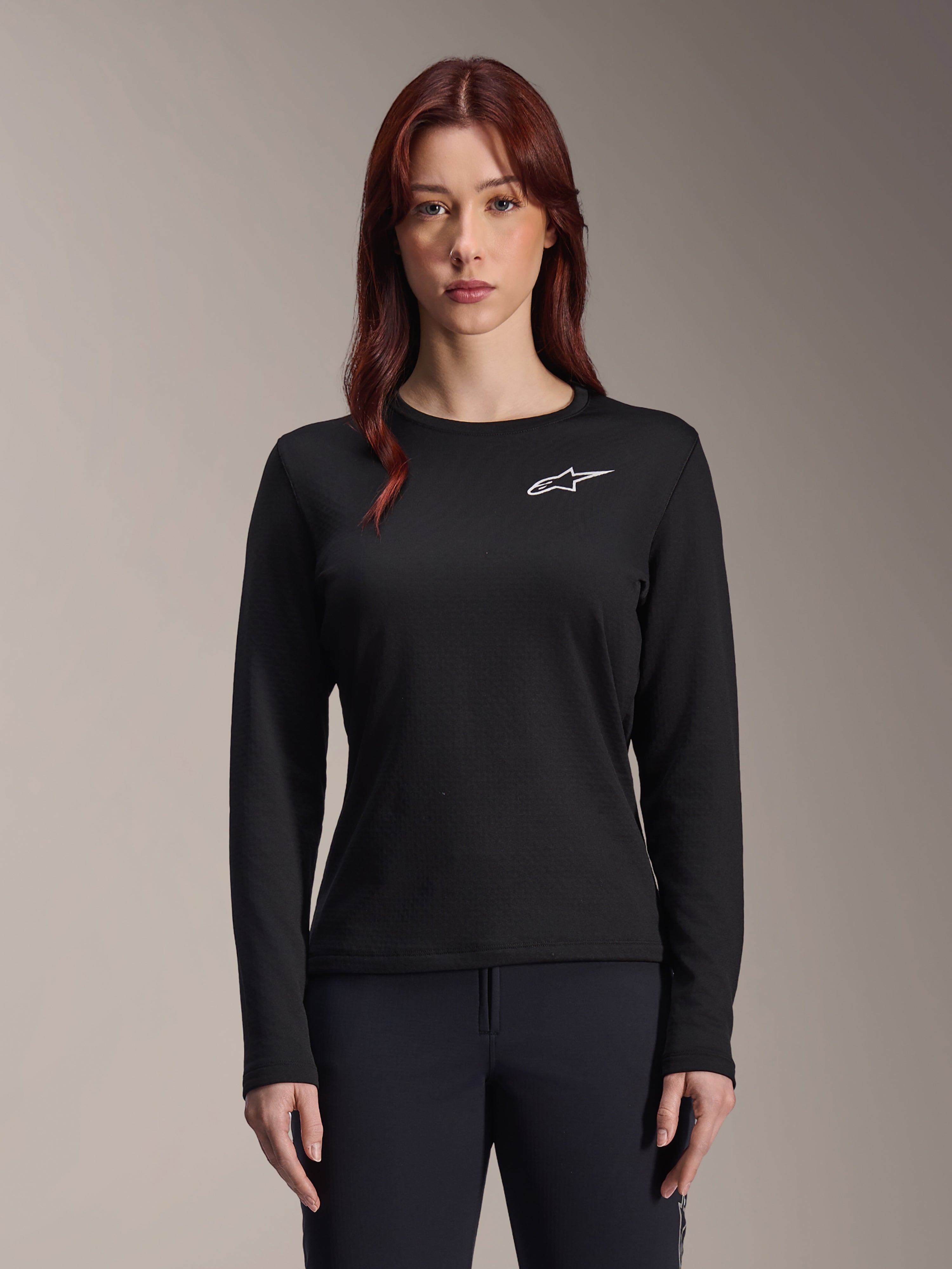 Alpinestars Stella A-Dura Thermal Jersey, maglia MTB da donna a maniche lunghe, nera con logo a stella bianco sul petto, tessuto isolante leggero per il ciclismo in climi freddi, progettata per essere indossata a strati e per il comfort sui sentieri