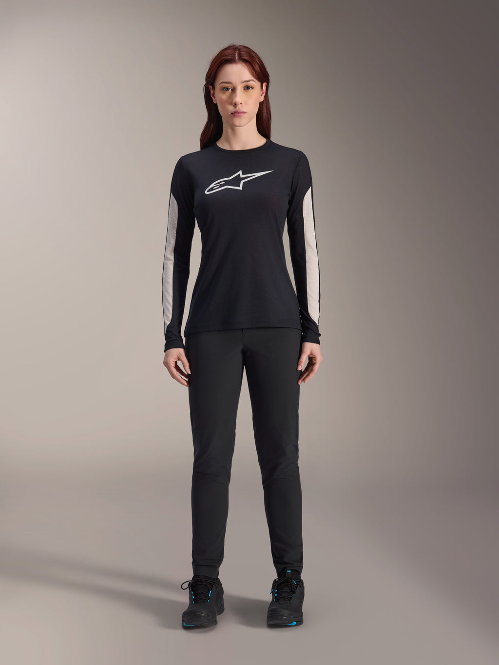 Alpinestars Stella A-Dura Pants da donna, pantaloni da MTB neri, caratterizzati da una vestibilità specifica femminile e un design aerodinamico, abbinati a una maglia nera a maniche lunghe e scarpe da ciclismo nere, equipaggiamento resistente per mountain bike fuoristrada