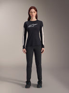 Alpinestars Stella A-Dura Pants da donna, pantaloni da MTB neri, caratterizzati da una vestibilità specifica femminile e un design aerodinamico, abbinati a una maglia nera a maniche lunghe e scarpe da ciclismo nere, equipaggiamento resistente per mountain bike fuoristrada