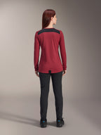 Maglia Alpinestars Stella A-Dura Dri Astar Long Sleeve da donna, rosso borgogna con pannelli in mesh nero sulle spalle, abbigliamento tecnico da MTB visto dal retro con pantaloni neri, design con coda lunga per maggiore copertura durante il ciclismo