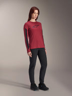 Maglia a maniche lunghe Alpinestars Stella A-Dura Dri Astar da donna, rosso bordeaux con logo nero sul petto e pannelli in mesh neri sulle maniche, indossata con pantaloni tecnici neri e scarpe da ciclismo nere, abbigliamento da mountain bike ad alte prestazioni per donna