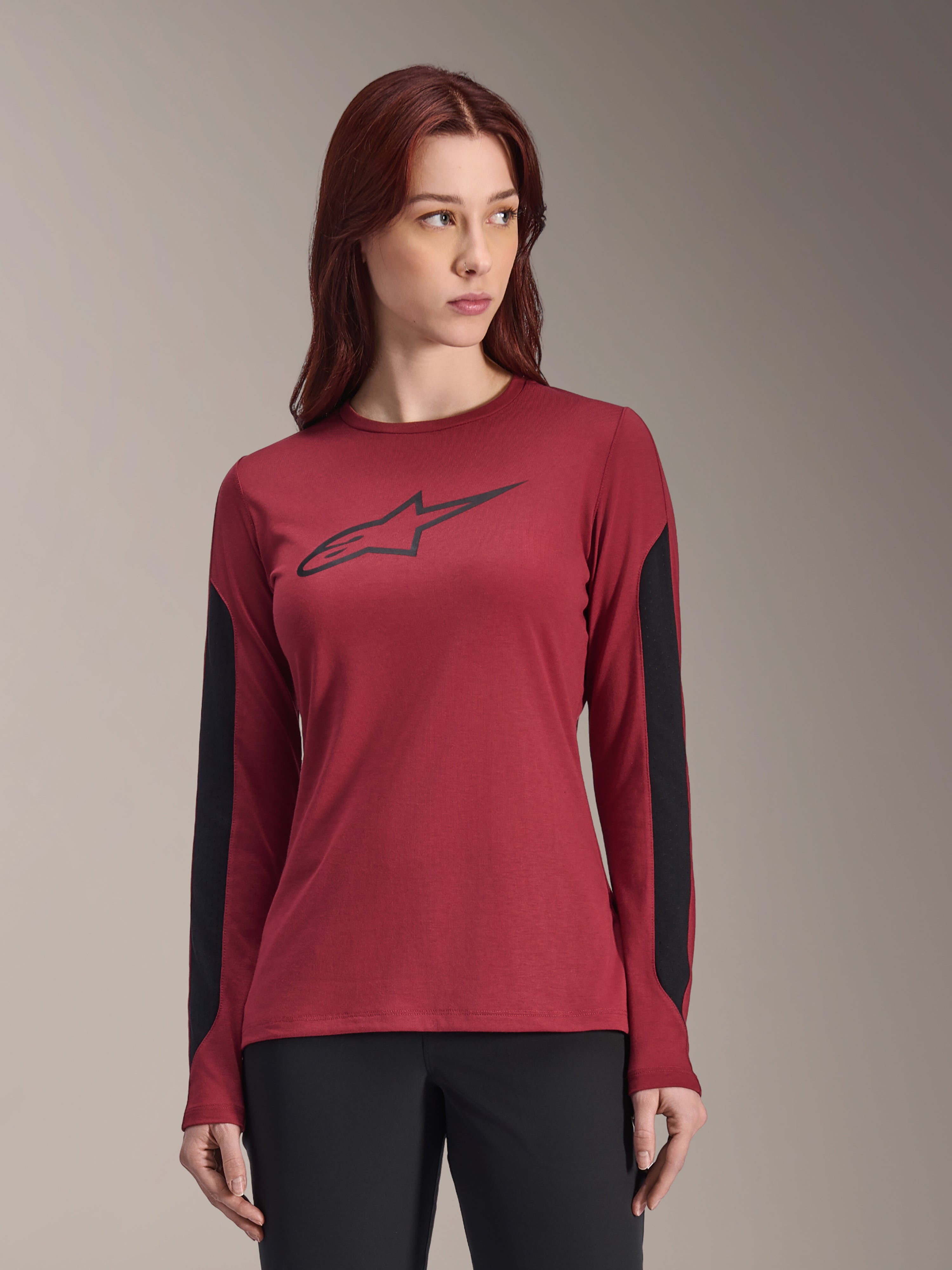 Alpinestars Women Stella A-Dura Dri Astar Jersey a maniche lunghe, rosso bordeaux con pannelli laterali neri, logo nero sul petto, abbigliamento traspirante per trail riding MTB, vestibilità specifica da donna