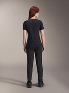 Alpinestars Stella A-Dura Dri Switch Short Sleeve Jersey da donna, nero, vista posteriore su una modella, con coda posteriore più lunga e pannelli in mesh tecnico, abbinata a pantaloni neri, abbigliamento tecnico da ciclismo MTB