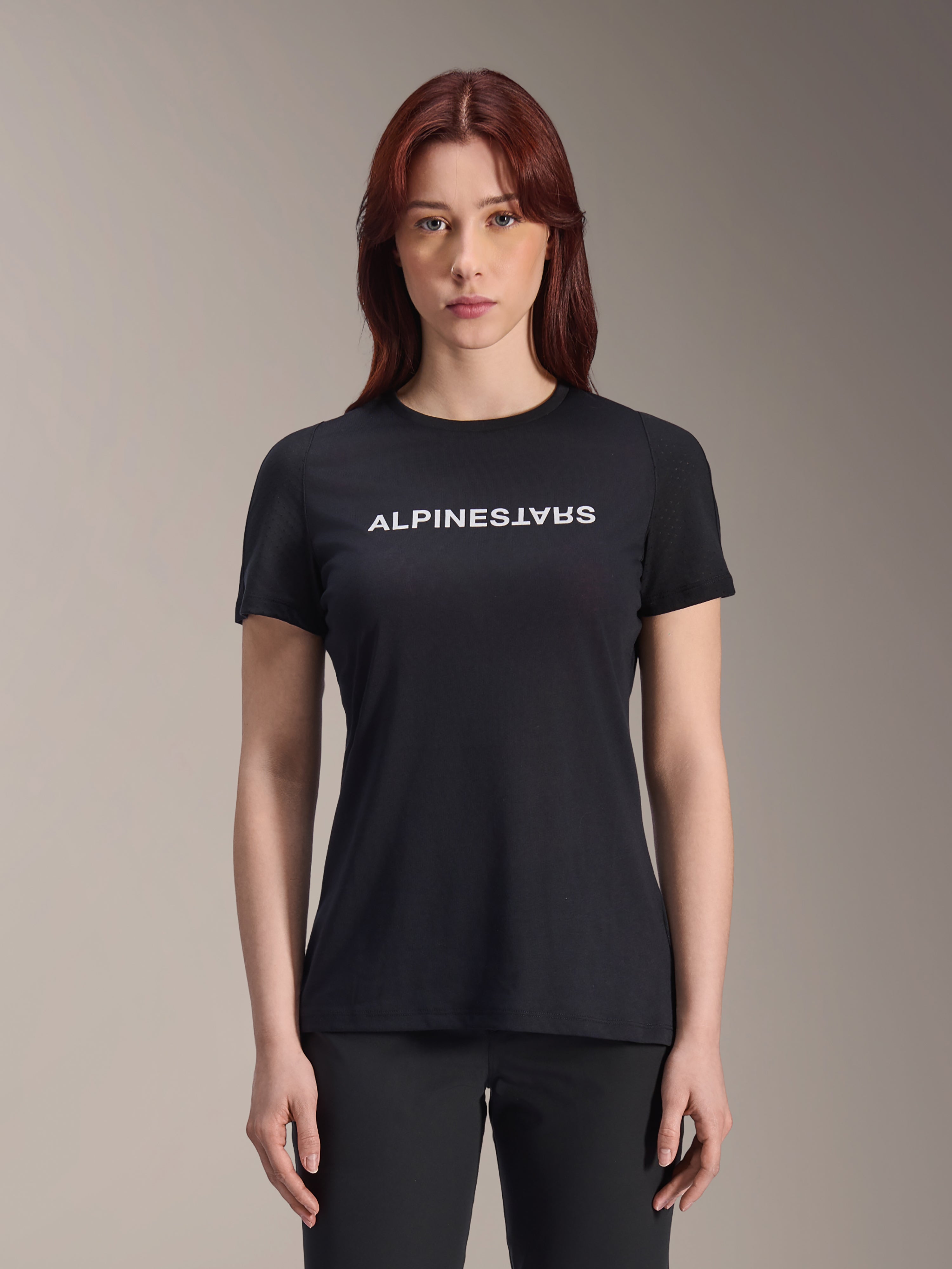 Alpinestars Stella A-Dura Dri Switch Jersey, maglia MTB a maniche corte da donna, nera con logo Alpinestars bianco sul petto, vestibilità casual performance, tessuto tecnico traspirante per mountain bike