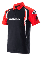 Alpinestars Honda Polo, polo a maniche corte, nero e rosso, con abbottonatura a tre bottoni, logo Honda bianco sul petto, logo Honda Wing sulla manica e inserti laterali verticali bianchi e rossi.