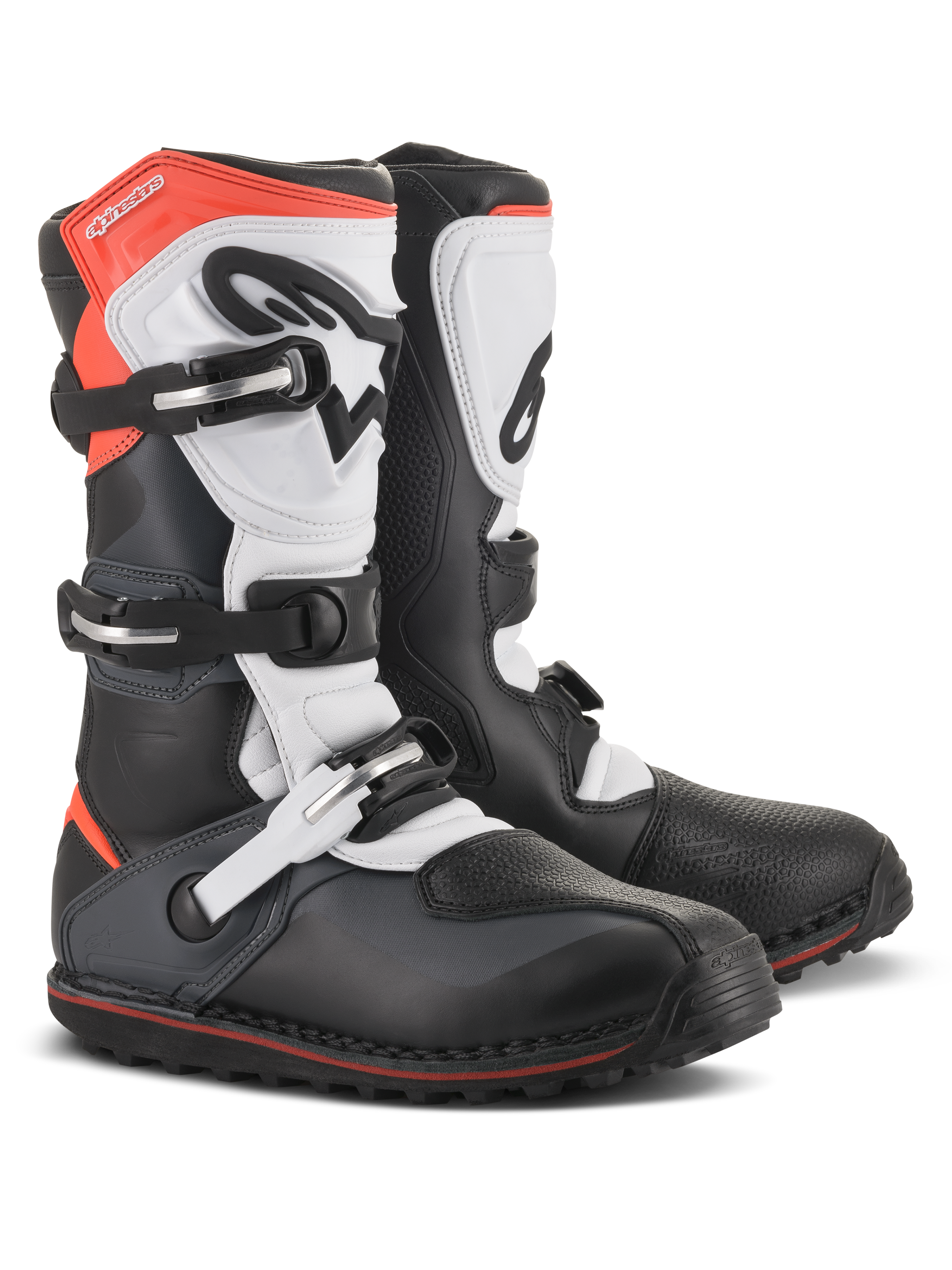 Stivali Alpinestars Tech-T, stivali da moto trial, nero, bianco e rosso fluo, con sistema di chiusura a tre fibbie, placca parastinchi ergonomica, protezione sulla punta testurizzata e suola carrarmato a basso profilo, design tecnico per fuoristrada