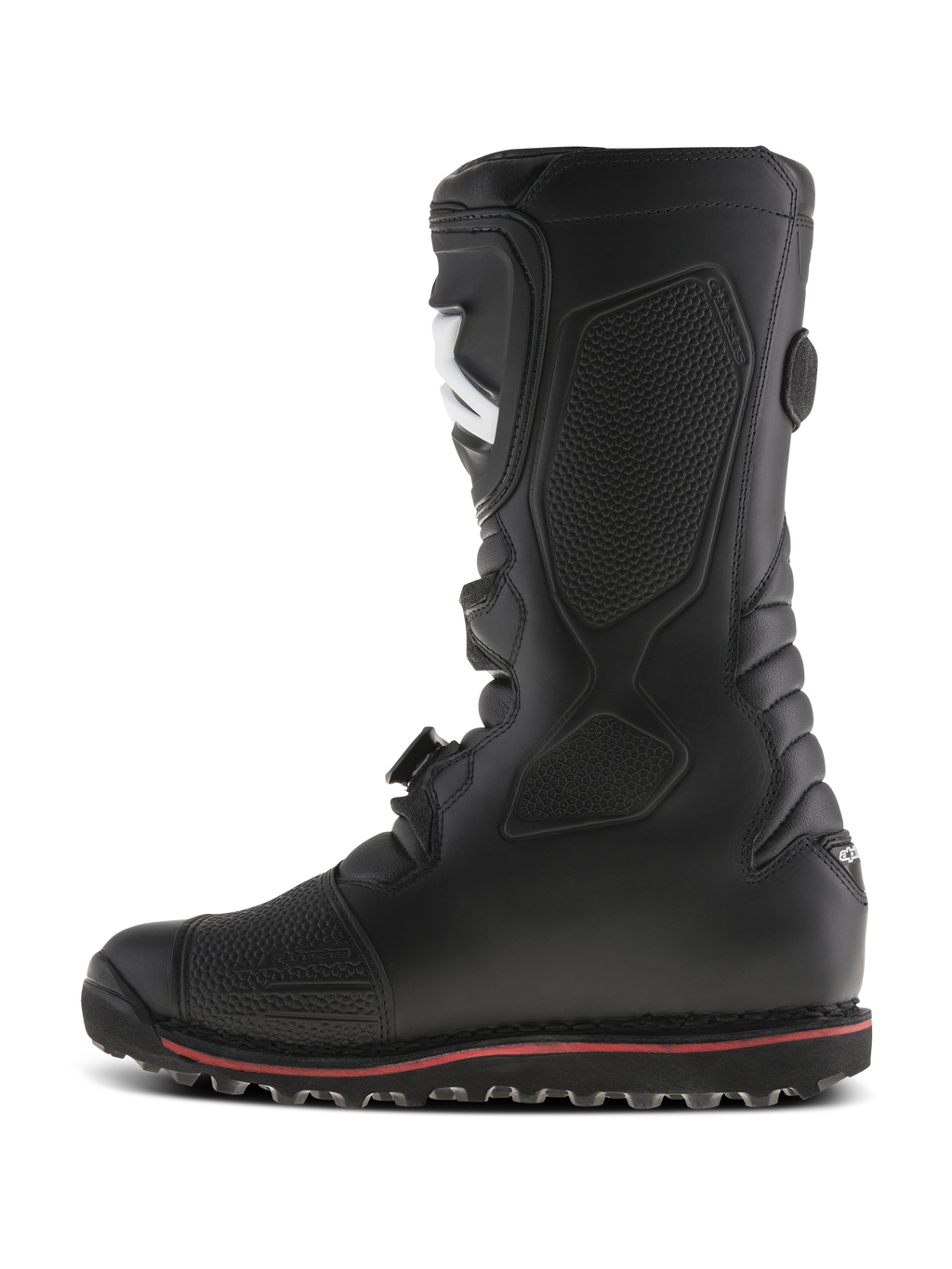 Stivali Alpinestars Tech-T, stivali da moto da trial, neri con una sottile striscia rossa sulla suola, vista di profilo, dotati di paratibiale ergonomico e pannelli testurizzati per il grip sulle pedane, costruzione in pelle resistente per la guida fuoristrada