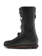 Stivali Alpinestars Tech-T, stivali da moto da trial, neri con una sottile striscia rossa sulla suola, vista di profilo, dotati di paratibiale ergonomico e pannelli testurizzati per il grip sulle pedane, costruzione in pelle resistente per la guida fuoristrada