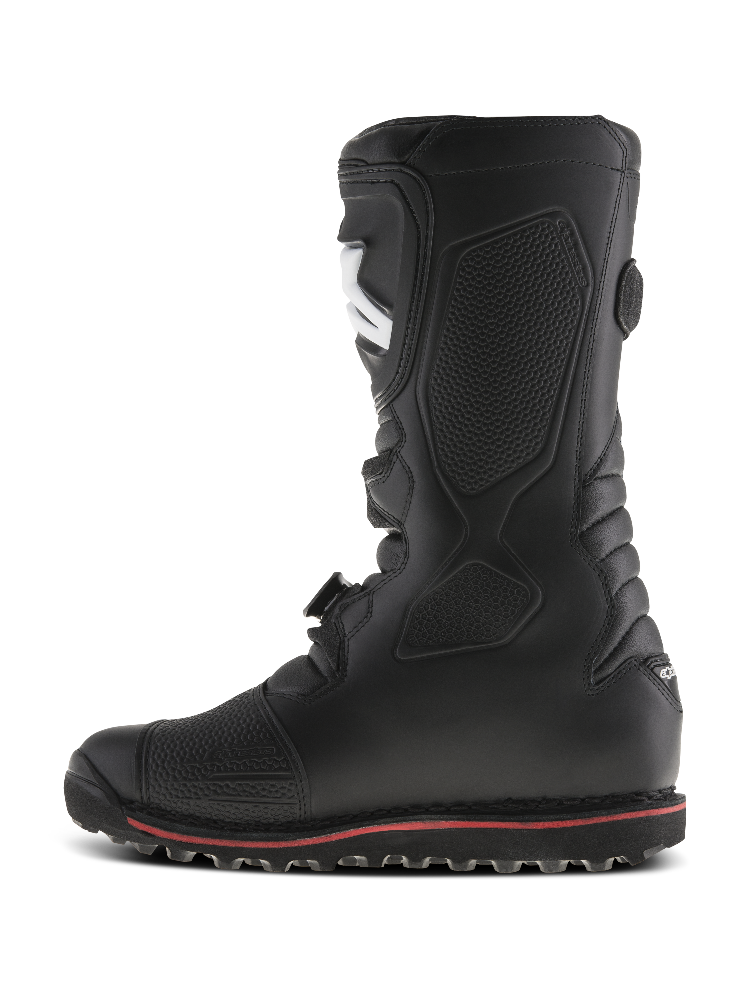 Stivali Alpinestars Tech-T, stivali da moto da trial, neri con una sottile striscia rossa sulla suola, vista di profilo, dotati di paratibiale ergonomico e pannelli testurizzati per il grip sulle pedane, costruzione in pelle resistente per la guida fuoristrada