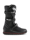 Stivali Alpinestars Tech-T, stivali da moto per trial e fuoristrada, neri con dettagli rossi, vista di profilo con tre fibbie regolabili, logo bianco sulla placca tibiale ergonomica, pannelli in pelle testurizzata e suola robusta ad alta aderenza per il controllo della moto