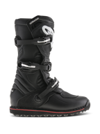 Stivali Alpinestars Tech-T, stivali da moto per trial e fuoristrada, neri con dettagli rossi, vista di profilo con tre fibbie regolabili, logo bianco sulla placca tibiale ergonomica, pannelli in pelle testurizzata e suola robusta ad alta aderenza per il controllo della moto