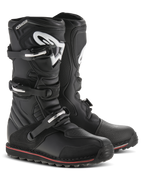 Alpinestars Tech-T Boots, stivali da moto da trial, nero con accenti rossi e bianchi, sistema di chiusura a tre fibbie, placca tibiale ergonomica con logo Astars bianco, sottile striscia rossa lungo la suola, robusta struttura in pelle per il trial e la guida fuoristrada