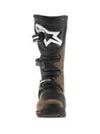 Stivali Alpinestars Tech-T, stivali da moto per trial, marrone oliato e nero, vista frontale che mostra la placca parastinchi ergonomica con grande logo bianco, sistema di chiusura a tre fibbie e suola specializzata per la guida tecnica off-road