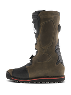Stivali Alpinestars Tech-T, stivali da moto da trial, marrone oliato, vista laterale con placca parastinchi ergonomica nera, tomaia in pelle testurizzata, punta rinforzata e suola resistente con linea rossa