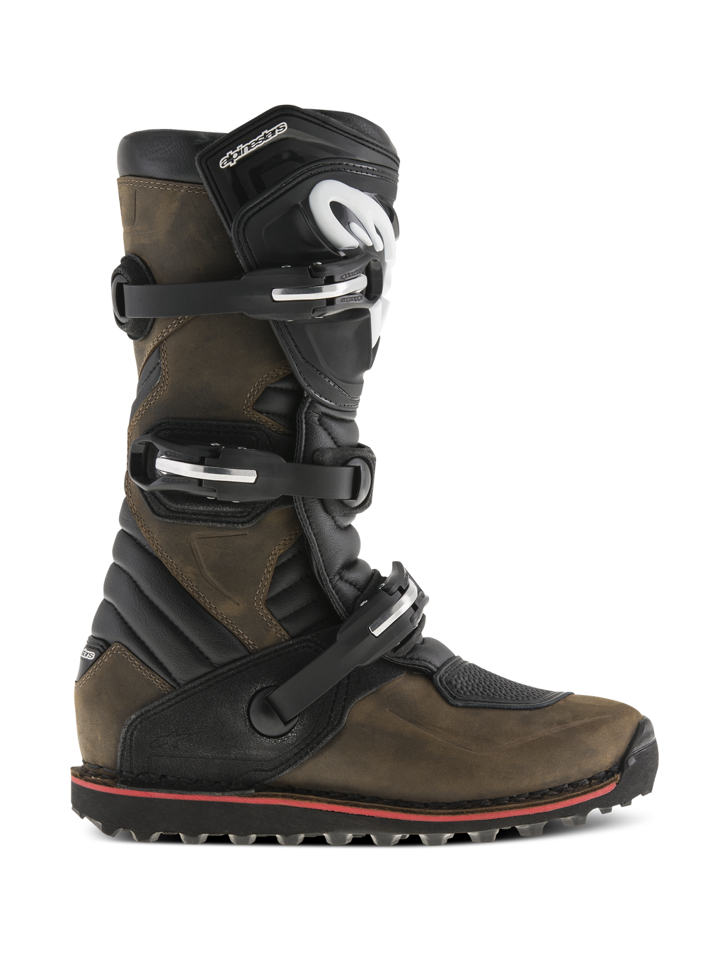 Stivali Alpinestars Tech-T, stivali da moto per trial, marrone oliato e nero, vista di profilo con sistema di chiusura a tre fibbie, placca parastinchi ergonomica con logo bianco, suola testurizzata con dettaglio rosso, progettati per il trial off-road