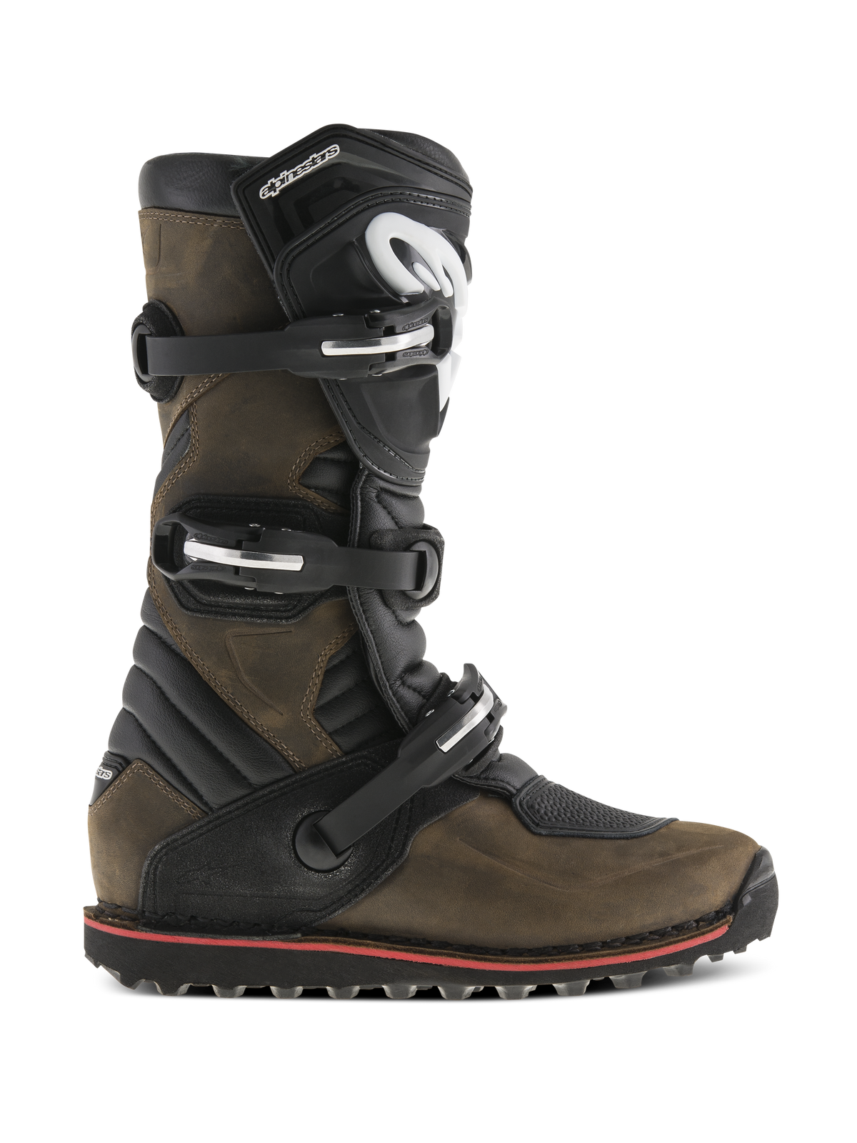 Stivali Alpinestars Tech-T, stivali da moto per trial, marrone oliato e nero, vista di profilo con sistema di chiusura a tre fibbie, placca parastinchi ergonomica con logo bianco, suola testurizzata con dettaglio rosso, progettati per il trial off-road